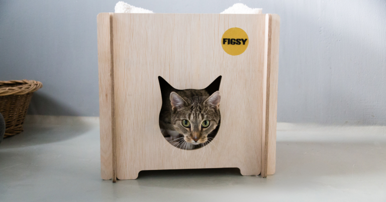 Minimalistyczne legowisko dla kota z frezowanej sklejki – produkt FIGSY wykonany przez 4CTS