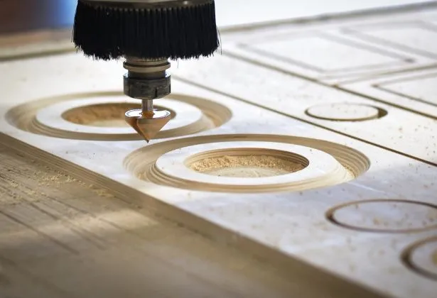 Precyzyjne frezowanie sklejki na maszynie CNC.