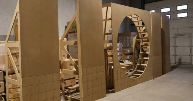 Elementy scenograficzne frezowane CNC, duże dekoracje z MDF i sklejki, gotowe do wykorzystania na scenie i eventach.
