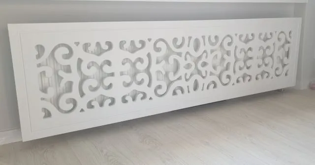 Elementy wykończeniowe wnętrz frezowane CNC, w tym ramy luster, boazeria angielska, balustrady ażurowe i maskownice grzejnikowe.