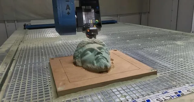 Elementy elewacyjne CNC – bonie, gzymsy, obramowania okien; precyzyjne wykończenie fasady.